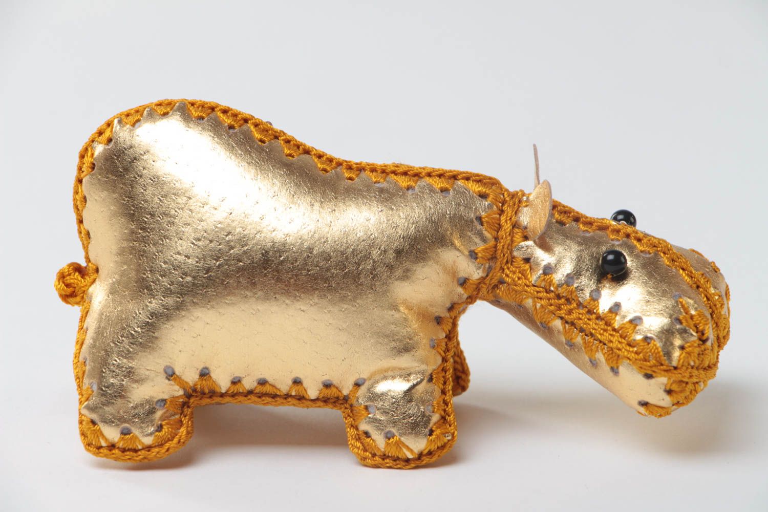 Золотистая кожаная игрушка ручной работы в виде бегемотика небольшая красивая фото 2