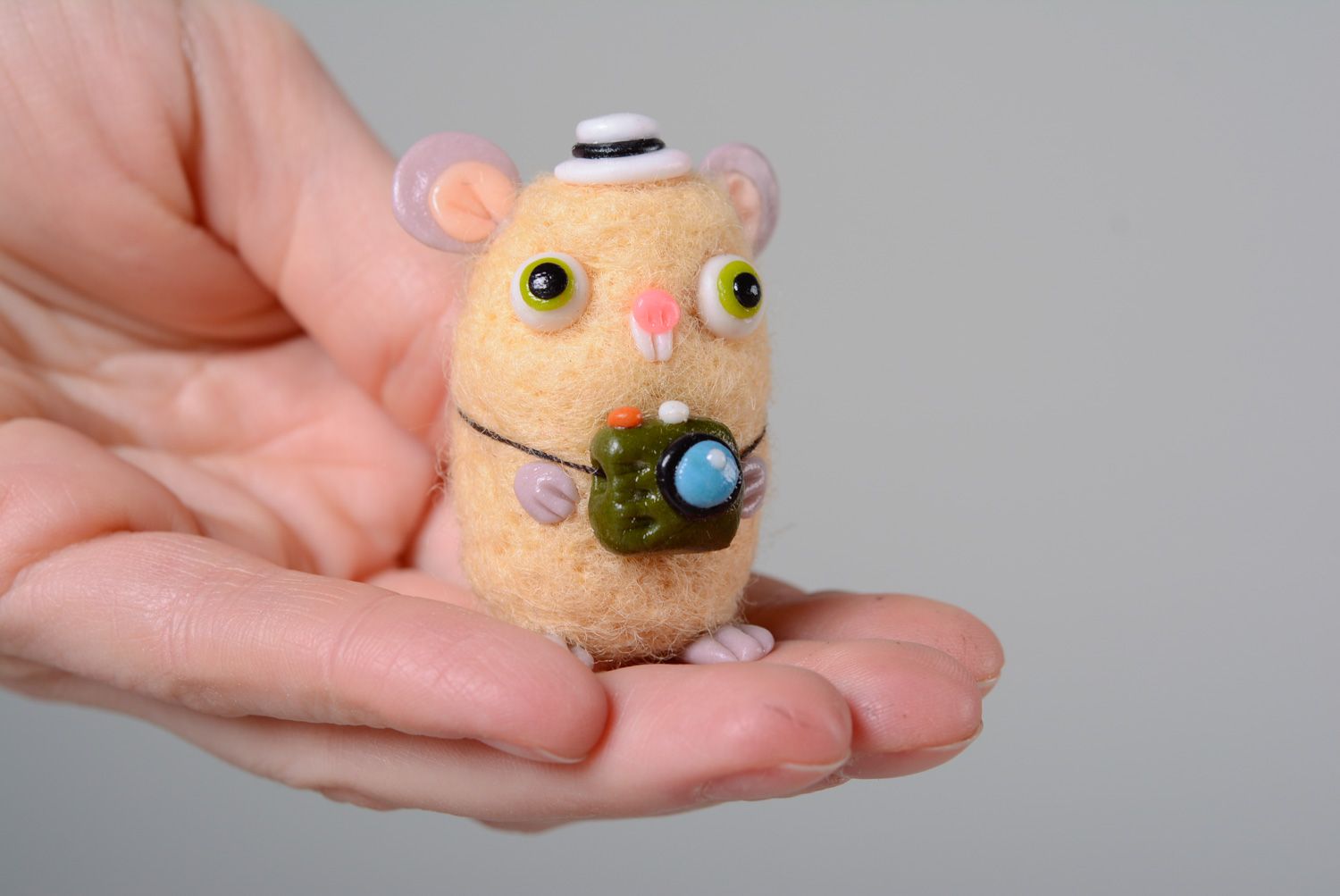 Миниатюрная валяная игрушка карманный друг мышь-фотограф фото 5