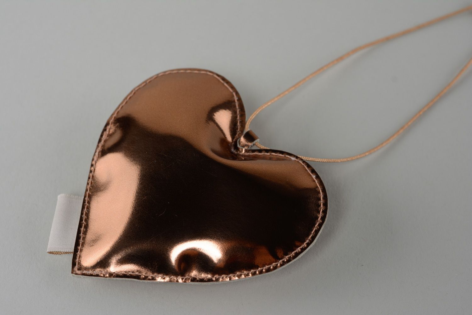 Leather heart-shaped keychain photo 3