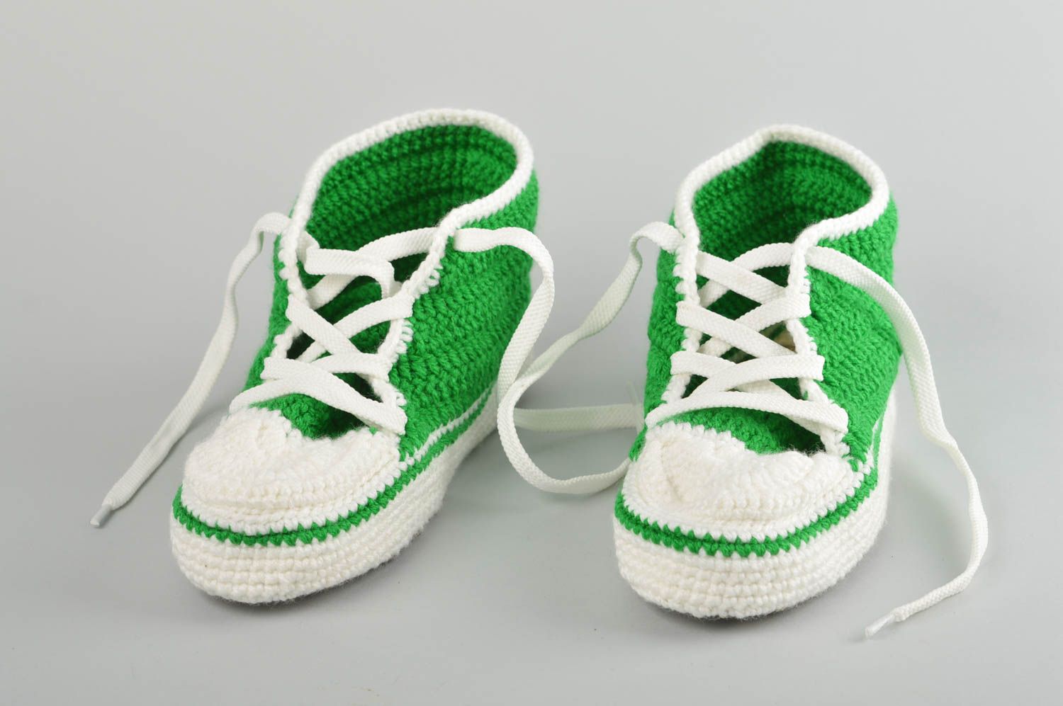 Домашние тапочки ручной работы кроссовки крючком вязаные кроссовки зеленые белые фото 1