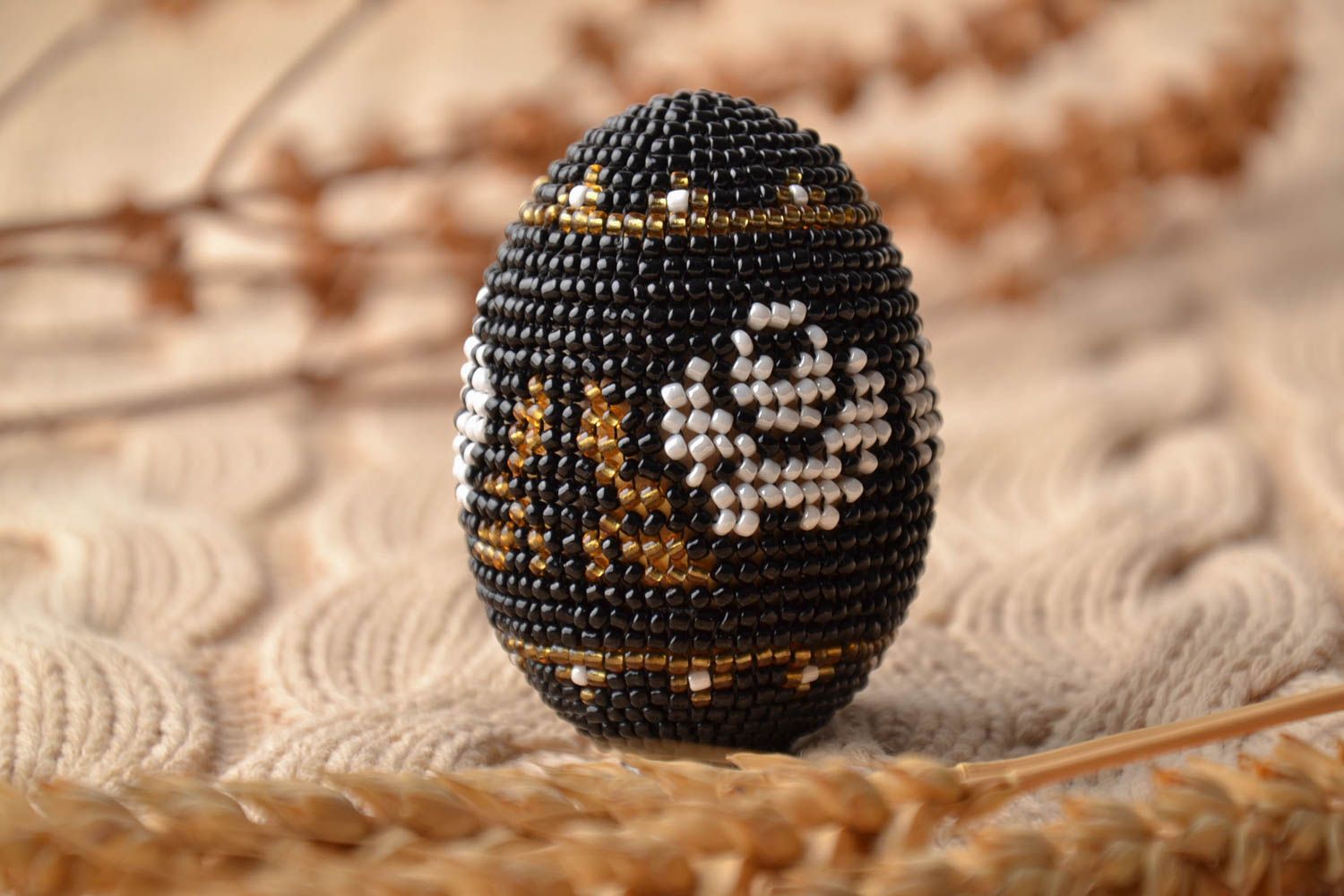 Черное бисерное яйцо на Пасху фото 1
