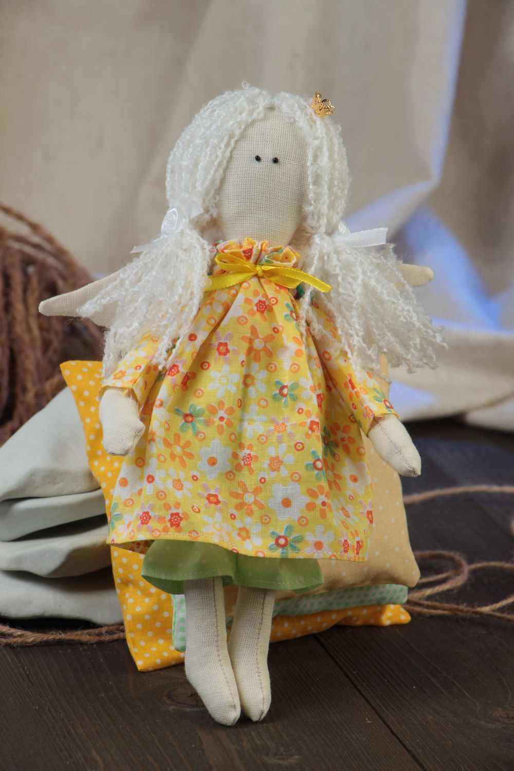 Muñeca de tela artesanal vestida de amarillo La princesa y el guisante foto 1