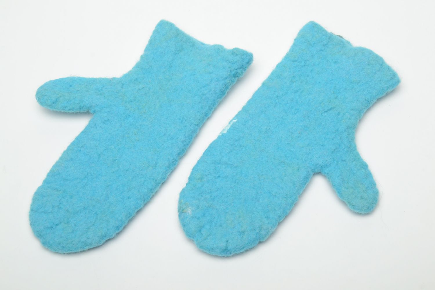Голубые варежки из шерсти в технике мокрого валяния фото 5