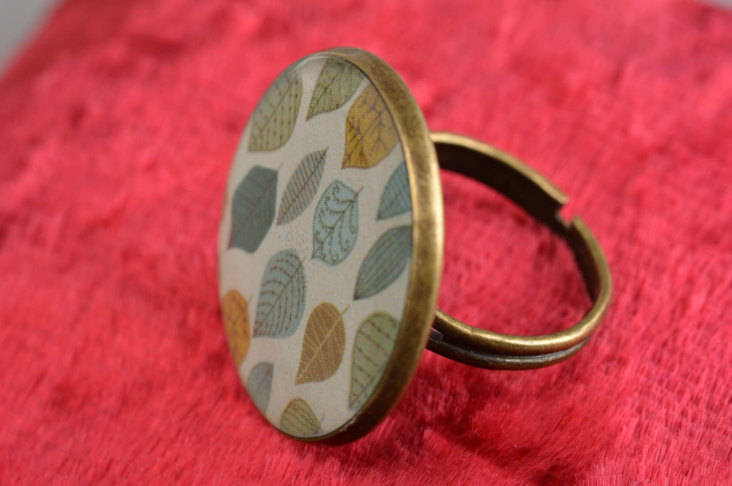 Stilvoller runder Ring mit Juwelierharz in Decoupage Technik Künstler Handarbeit foto 1