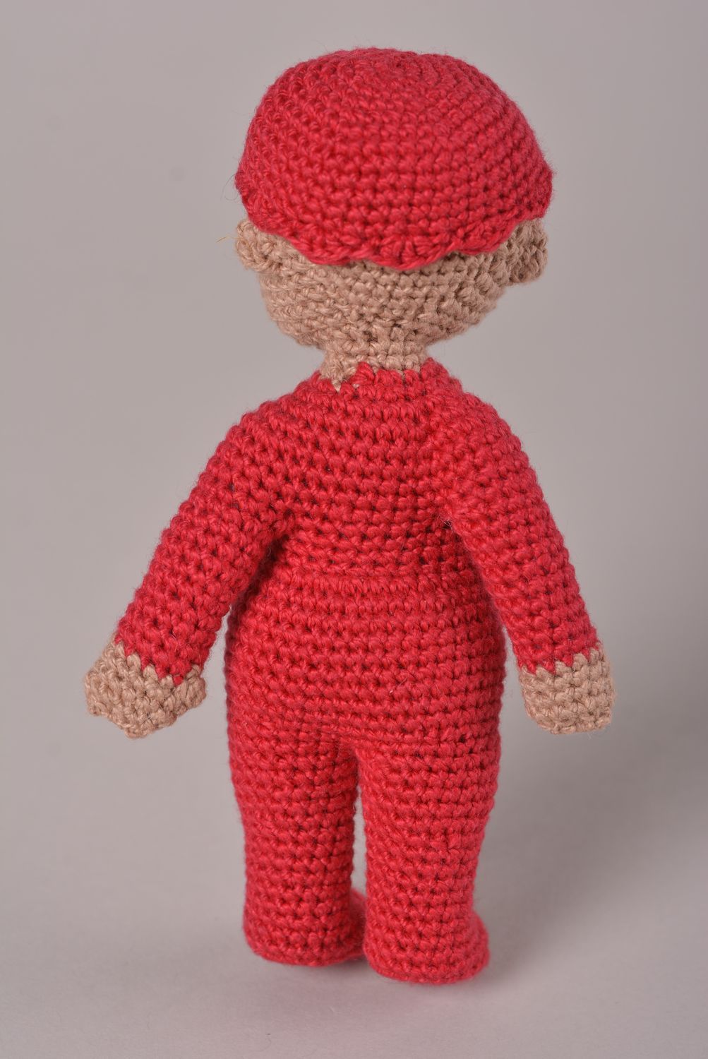 Мягкая игрушка кукла ручной работы пупсик в красной пижаме кукла крючком фото 3