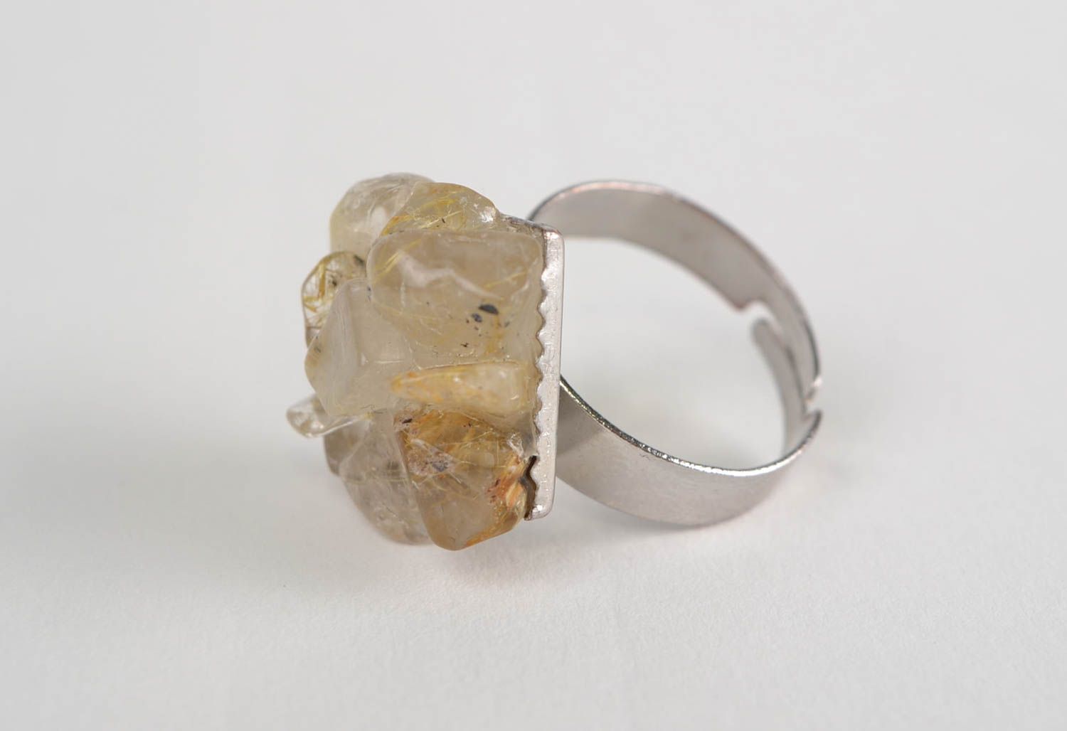 Кольцо с натуральным камнем рутиловым кварцем ручной работы женское красивое фото 3