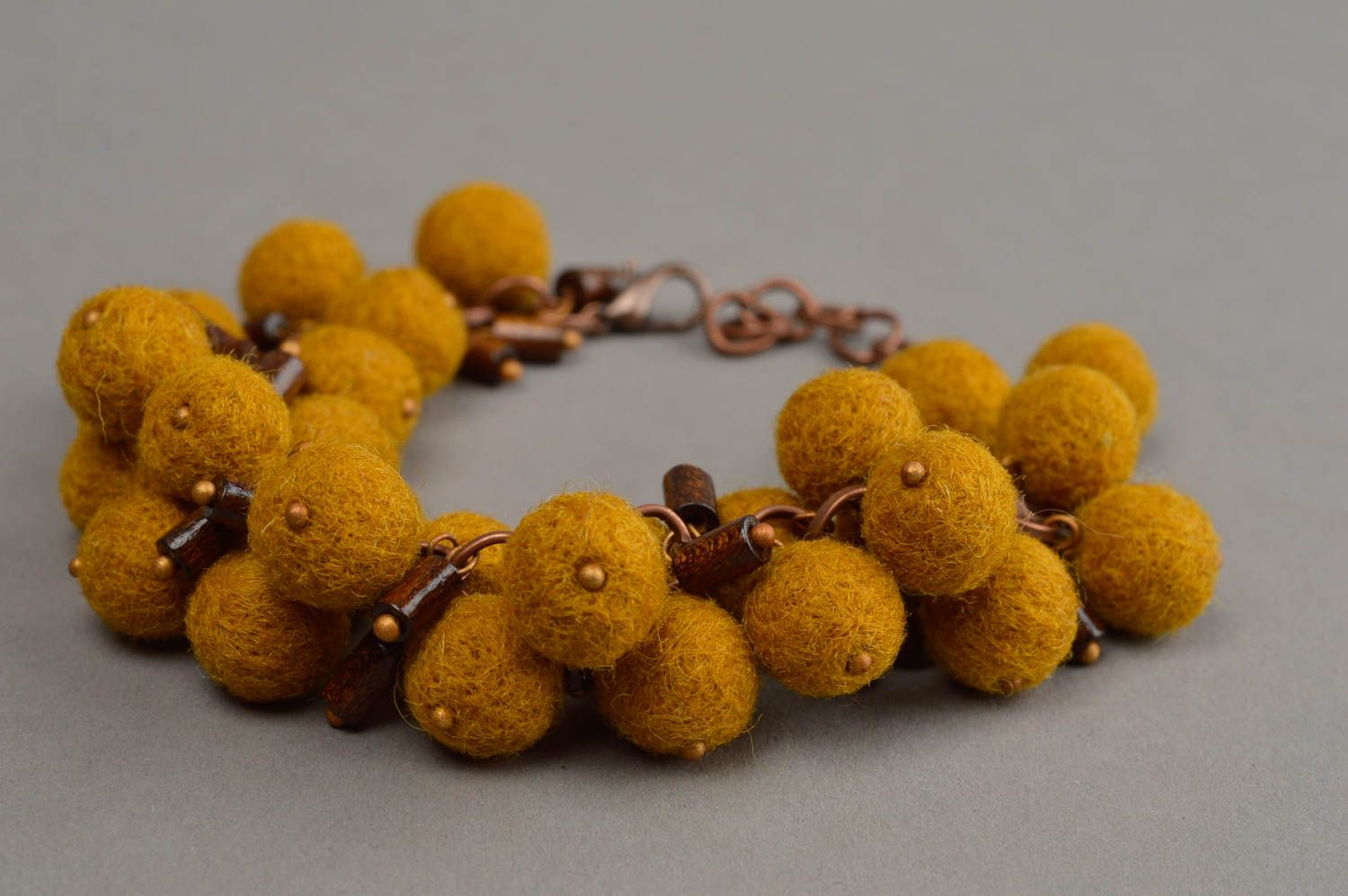Bracelet original en laine feutrée jaune fantaisie fait main pour femme photo 3