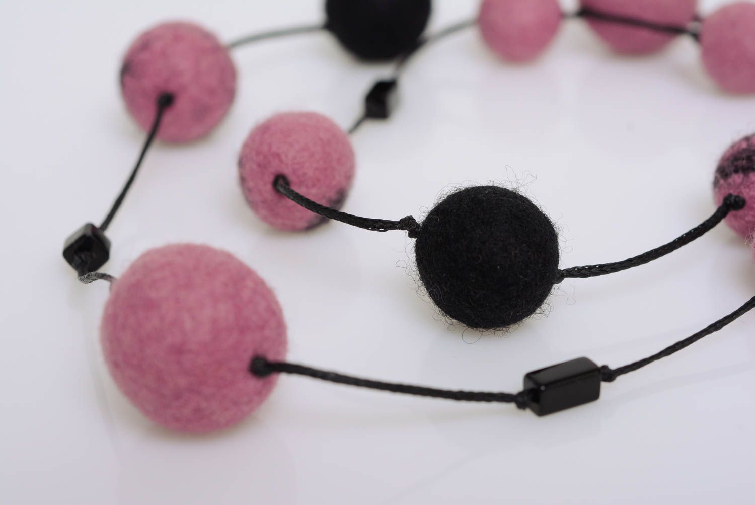 Collier en perles de laine feutrée fait main rose-noir long design original photo 2
