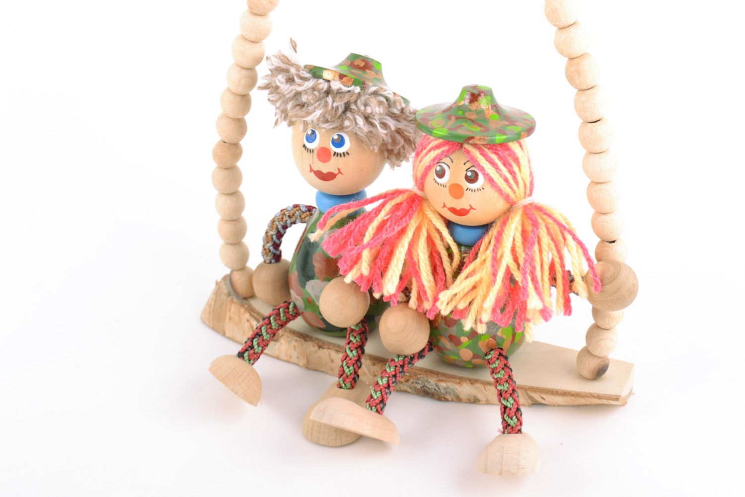 Interessantes Öko Spielzeug aus Holz Paar auf der Bank mit Bemalung für Kinder foto 4