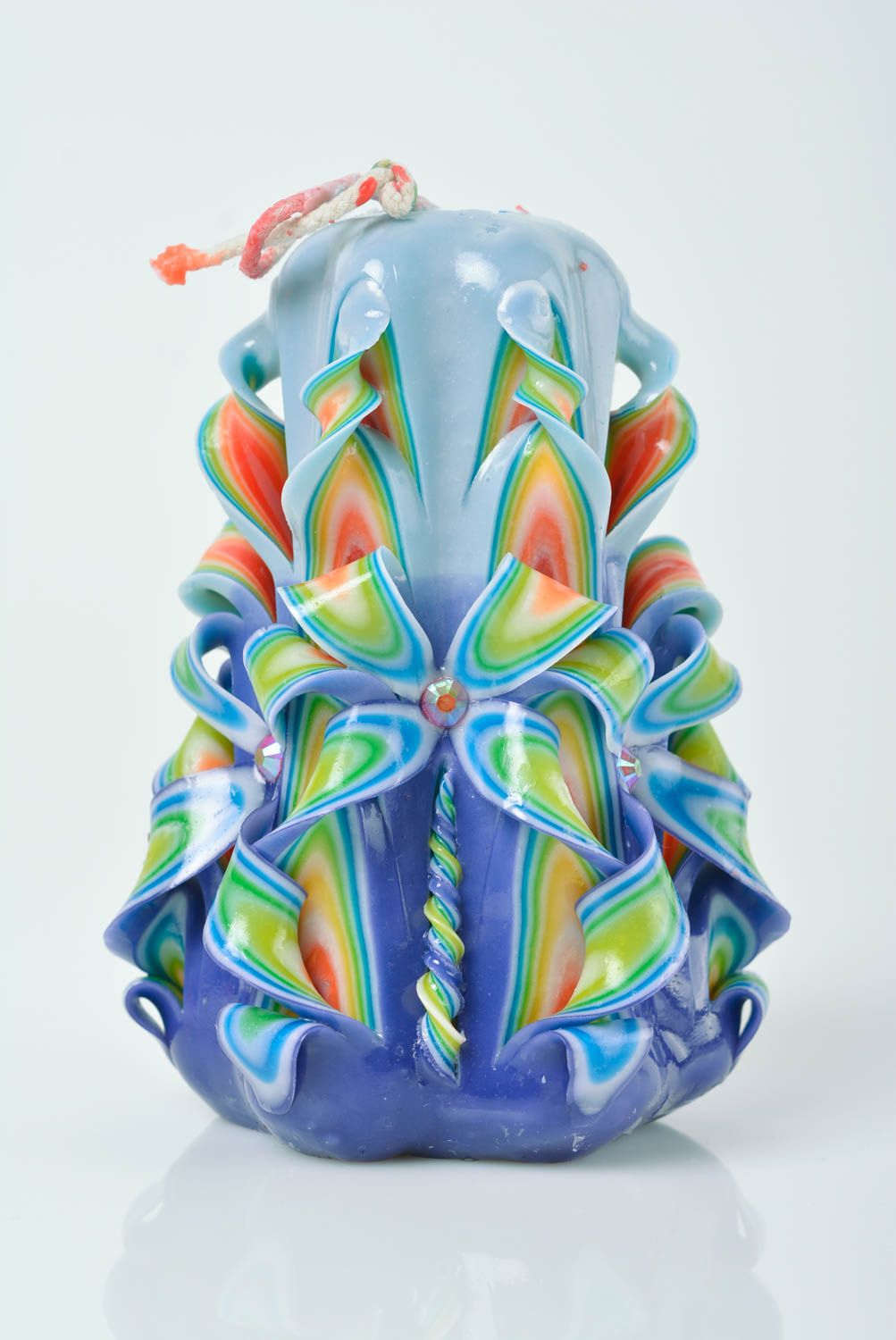 Vela decorativa de parafina artesanal azul clara mediana tallada foto 1