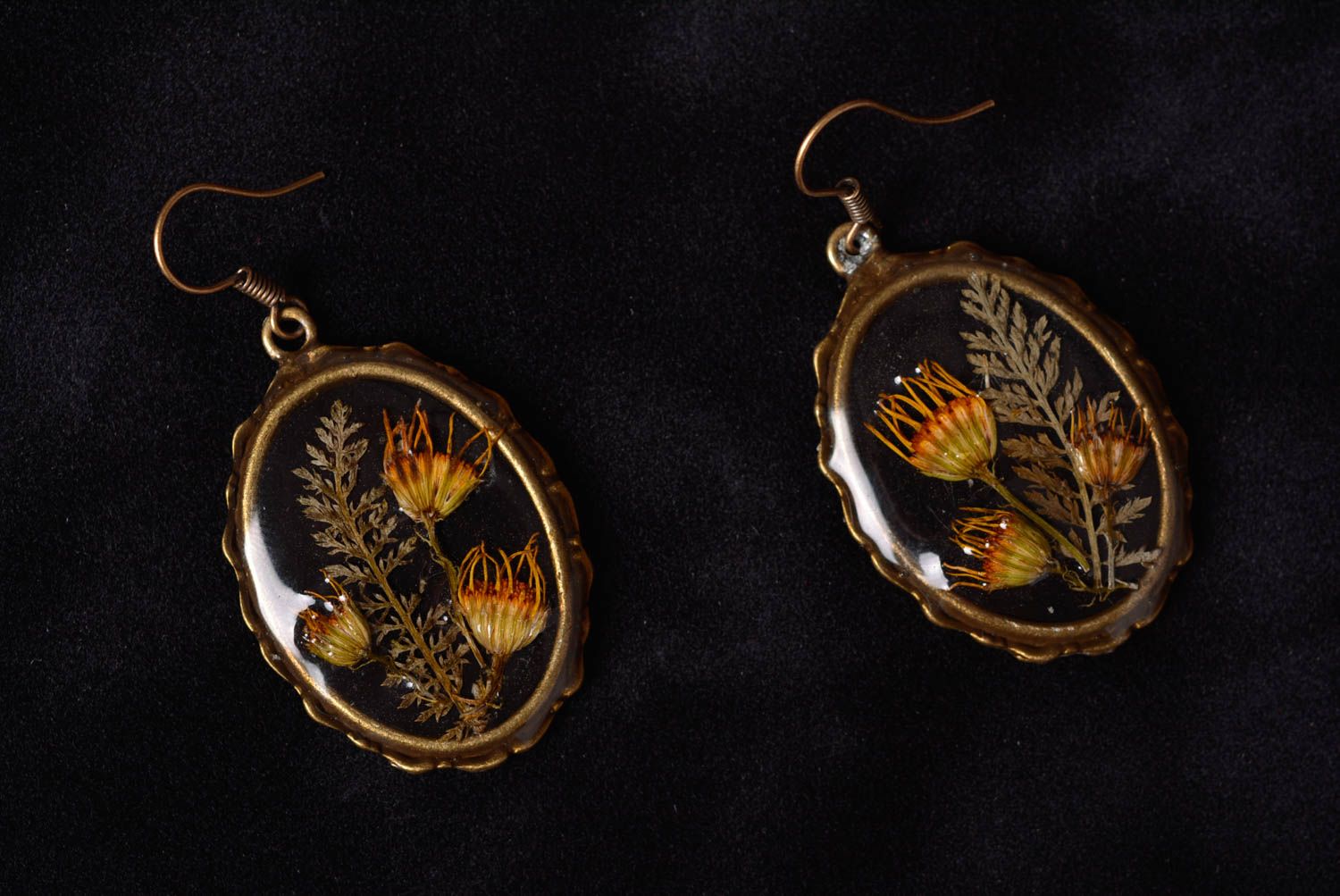 Ovale Ohrringe aus Epoxidharz mit Blumen schön schwarz Künstler Handarbeit foto 5