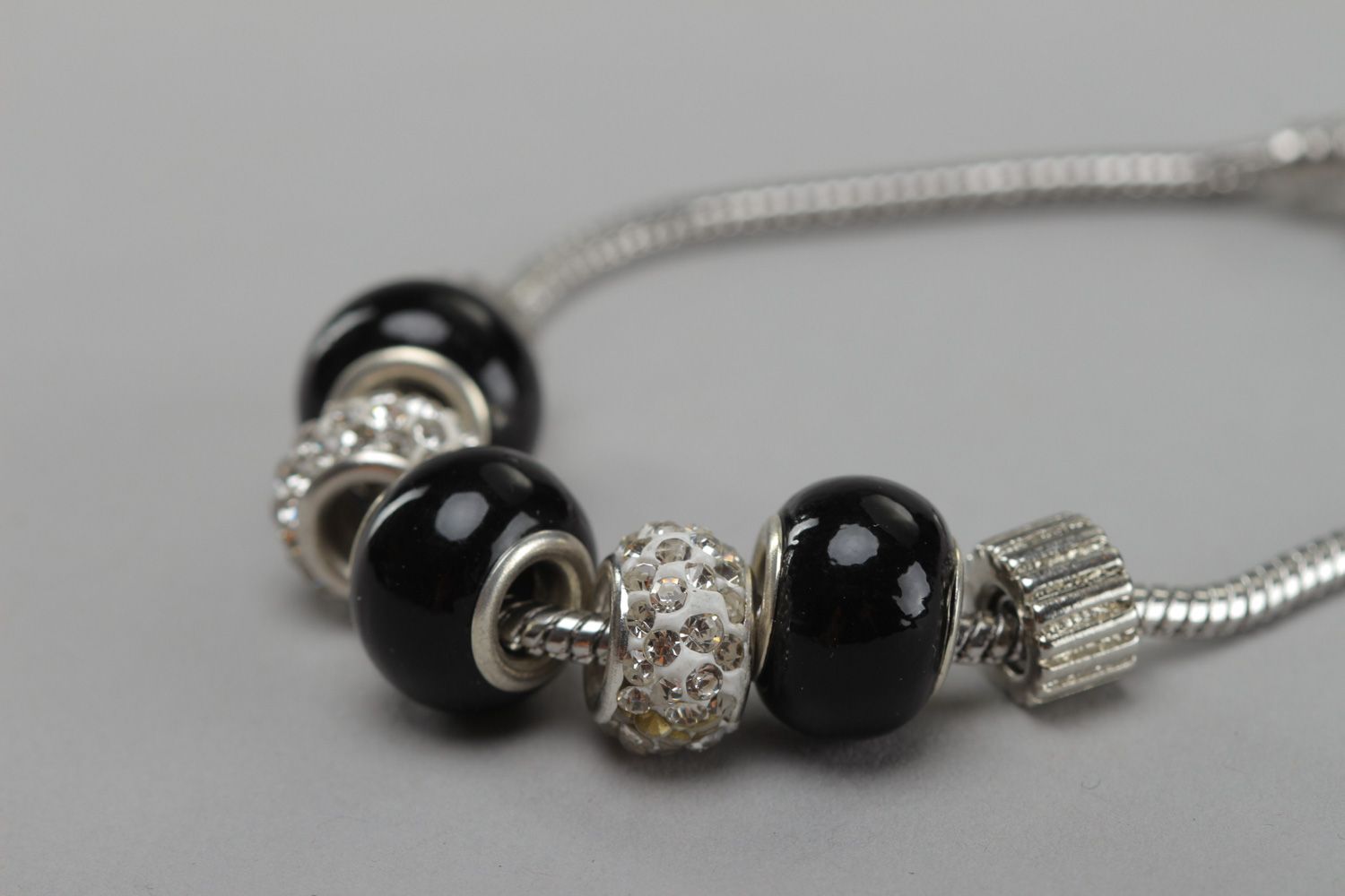 Bracelet en métal fait main original avec belles perles en verre pour femme photo 3