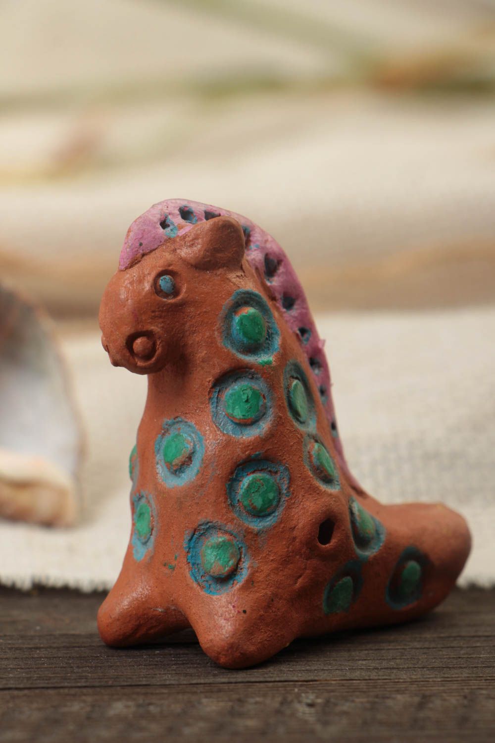 Глиняная свистулька лошадка маленькая с росписью красками игрушка для детей фото 1