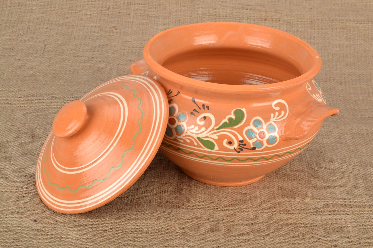 Ceramic soup pot with a lid photo 1
