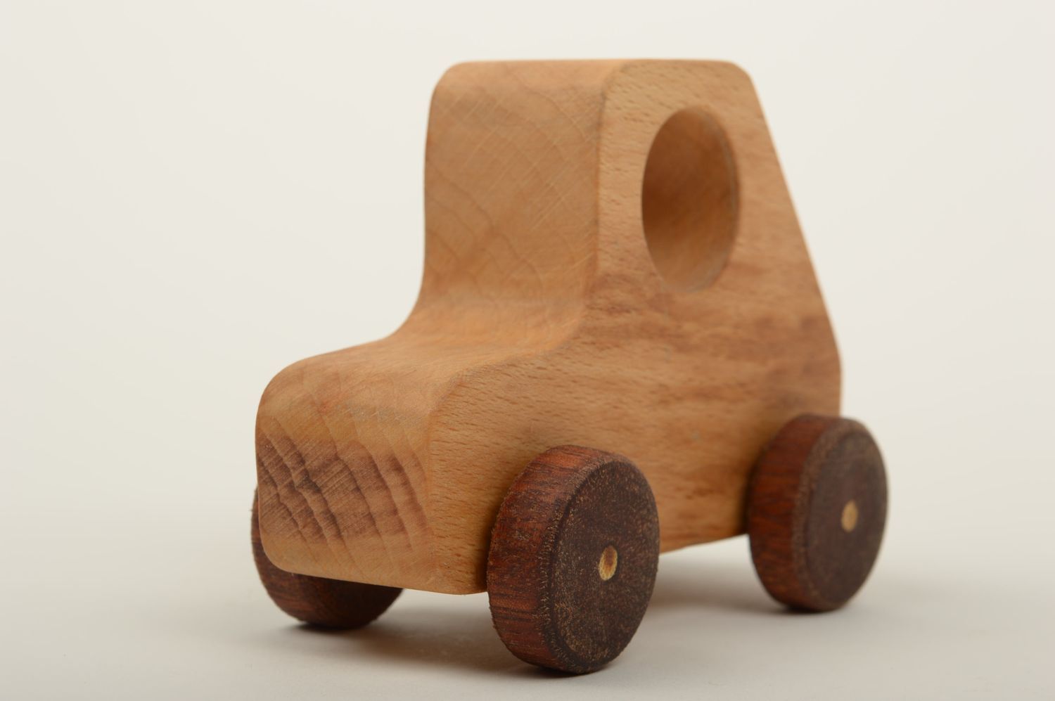 Spielzeug aus Holz handgefertigt Auto aus Holz Holzspielzeug Öko in Braun foto 2