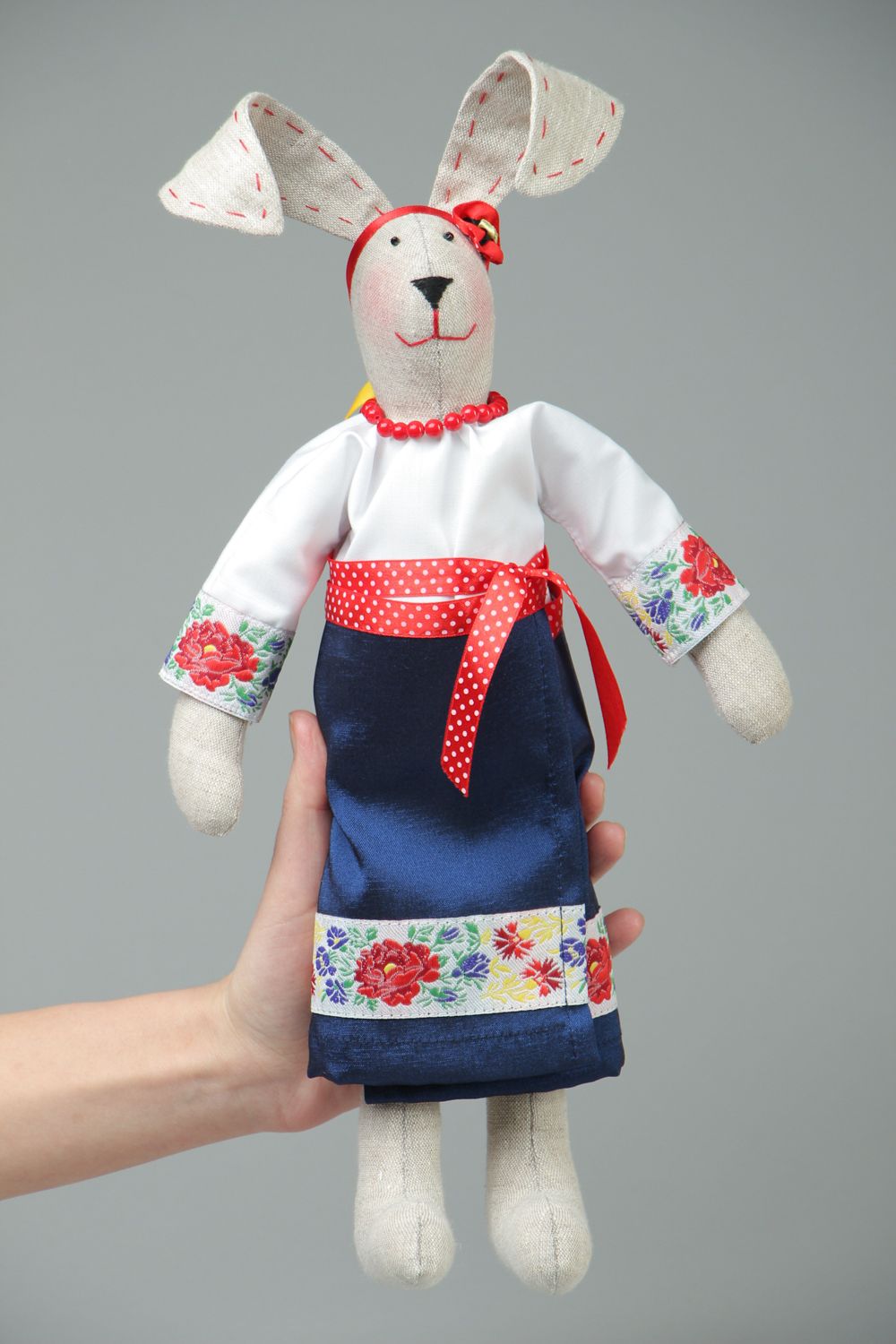 Текстильная игрушка заяц в этническом платье фото 4