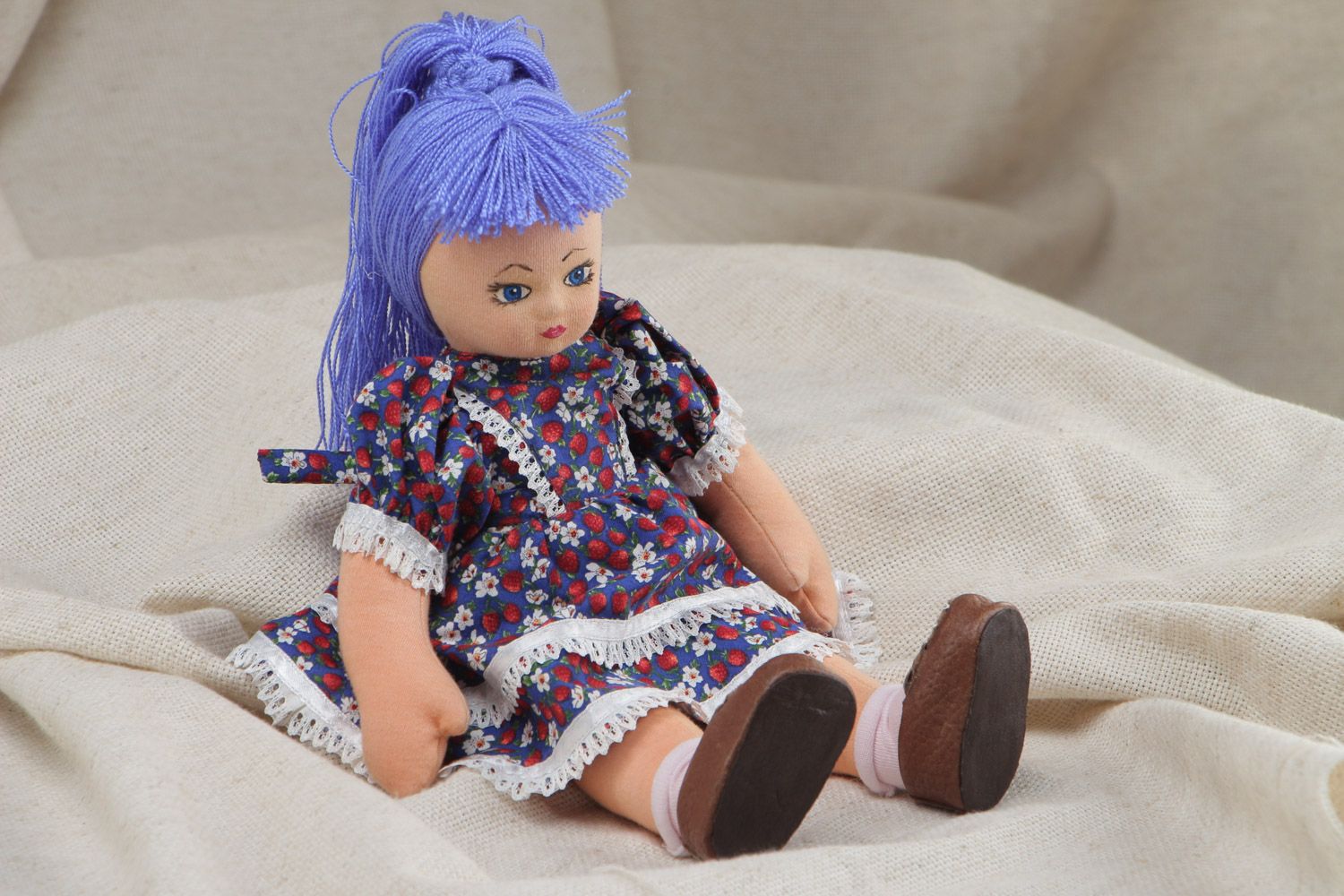 Designer handgemachte Puppe aus Stoff mit blauen Haaren im bunten Kleid für Kinder  foto 1