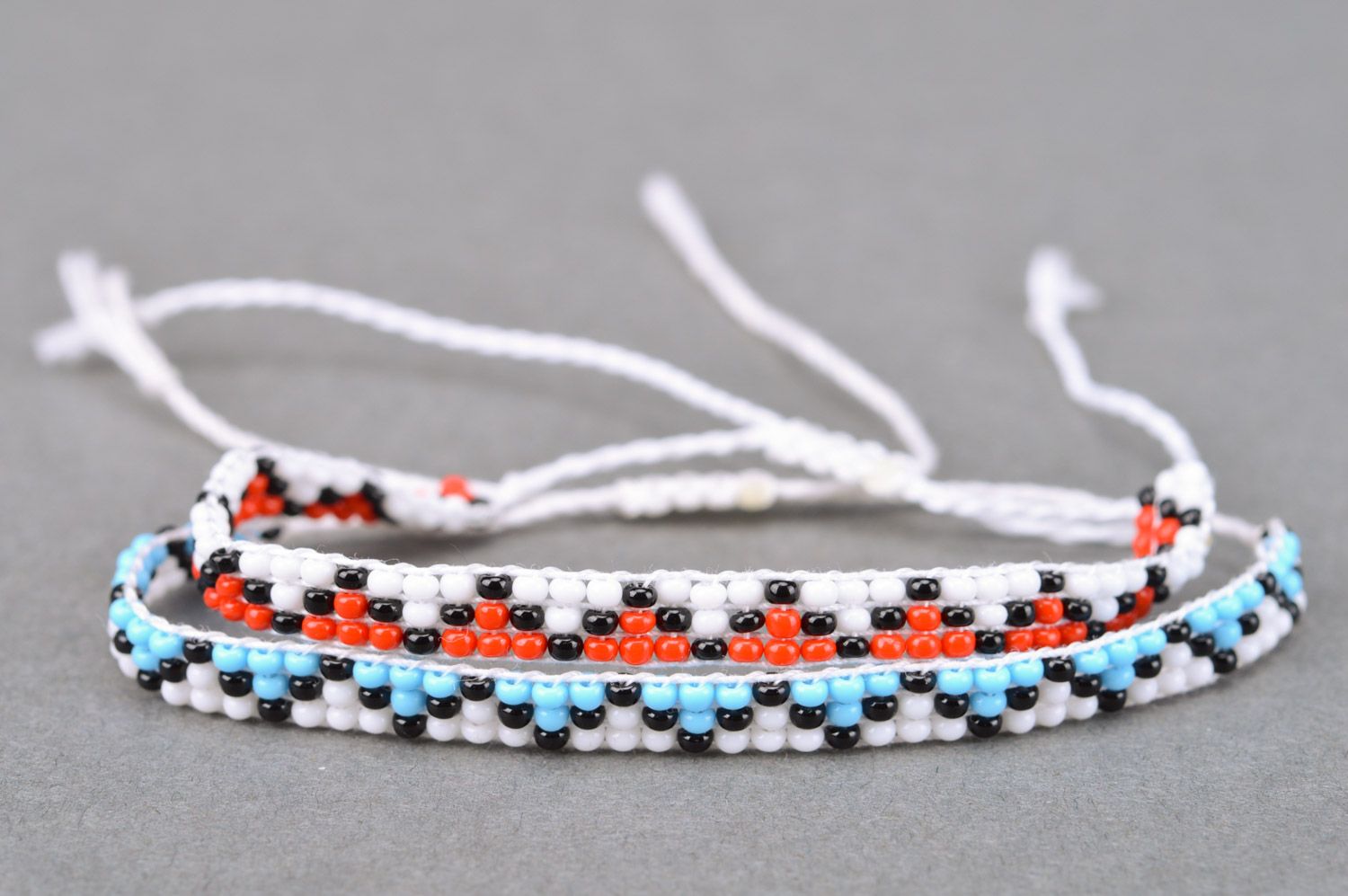 Set de bracelets en perles de rocaille étroits bleu et rouge 2 pièces  photo 5