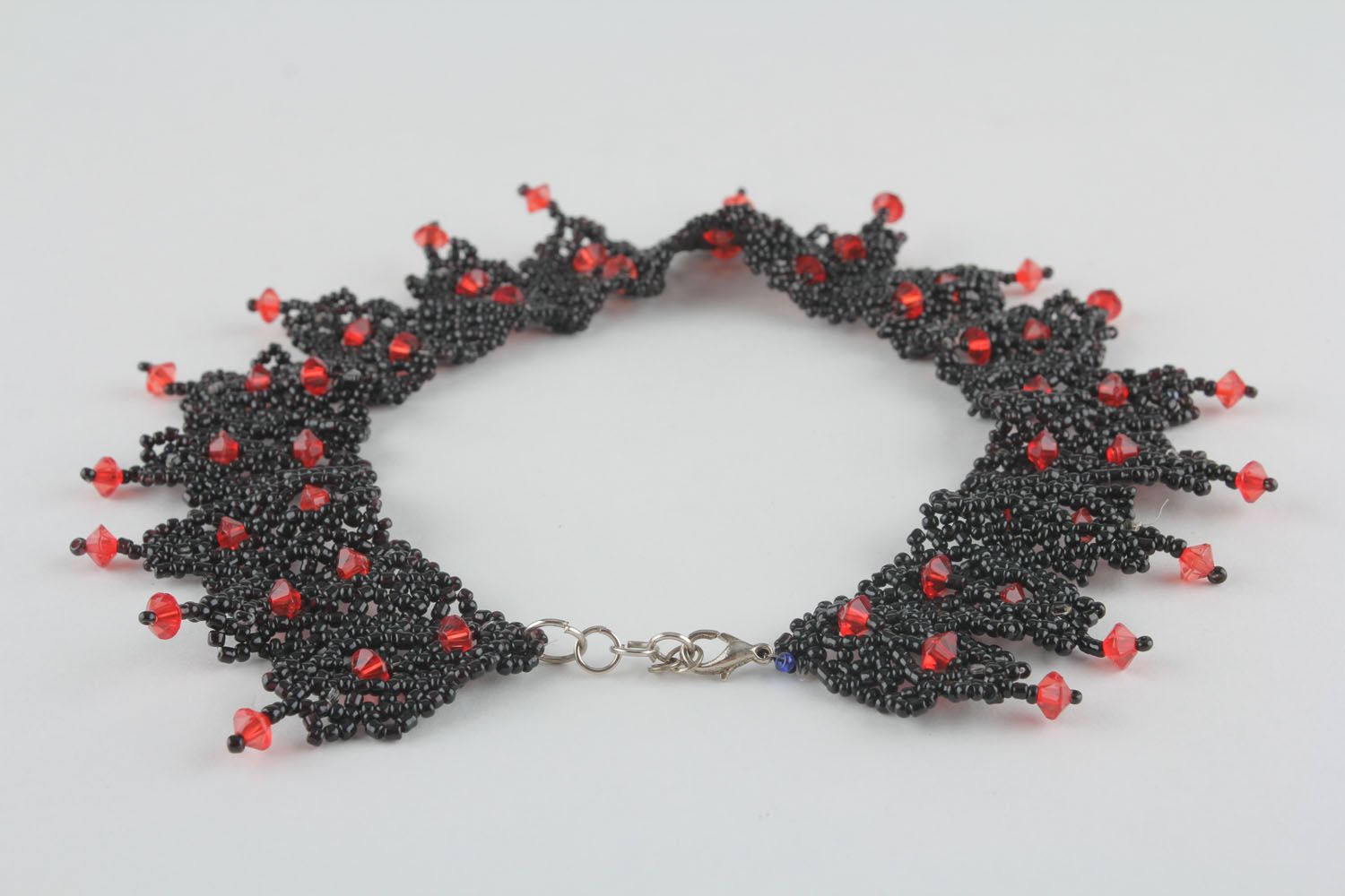 Schwarzes Collier mit roten Perlen foto 2