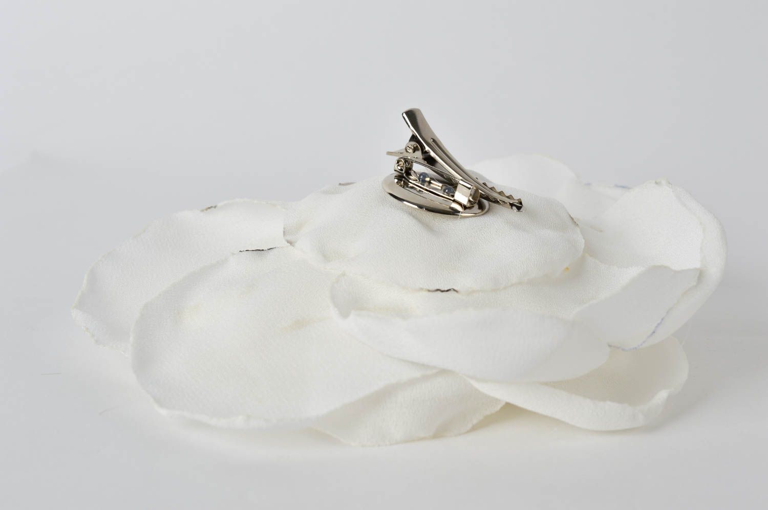 Spilla a forma di rosa bianca fatta a mano accessorio originale da donna foto 3
