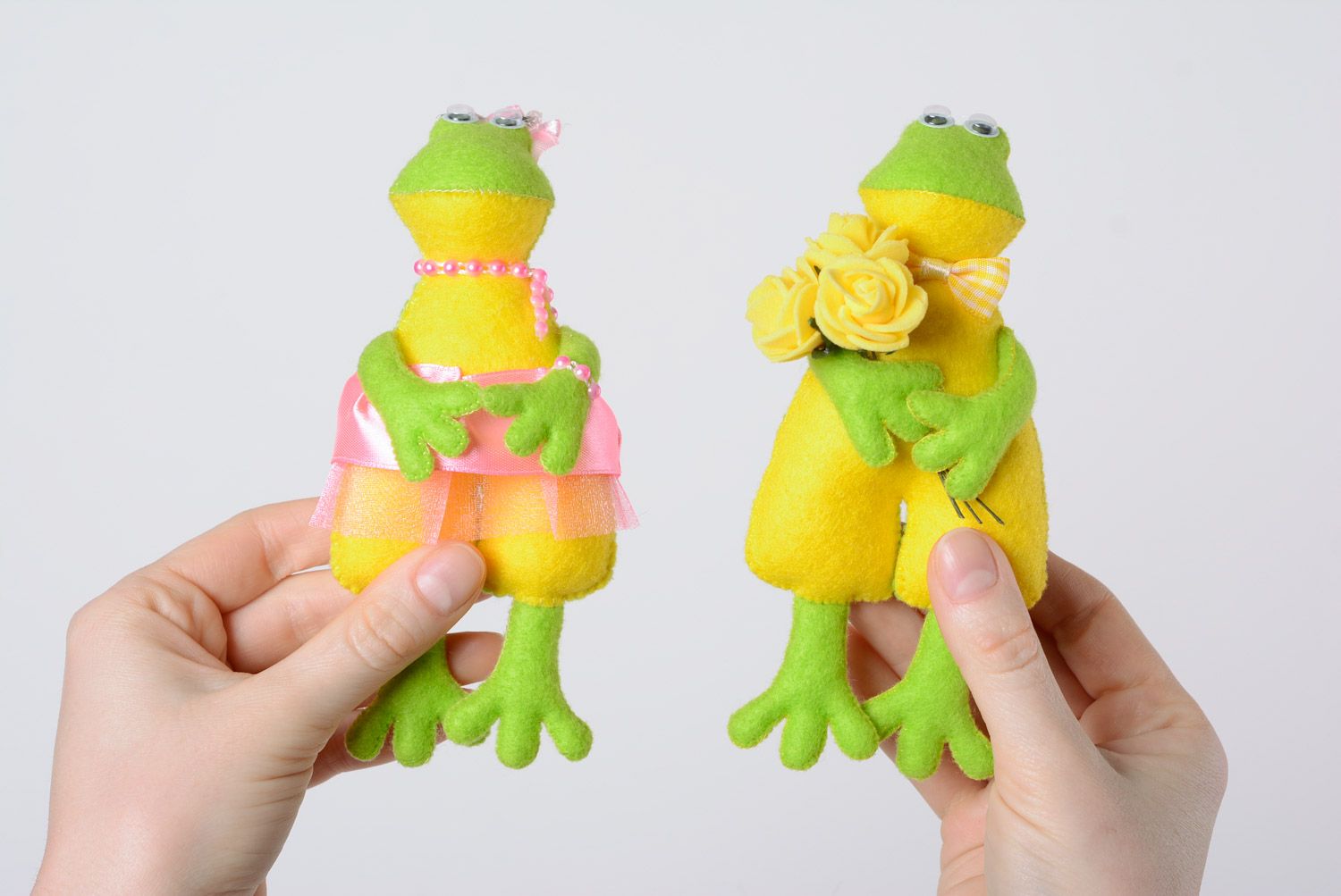 Petites peluches en feutre vert-jaune grenouilles faites main 2 pièces photo 3