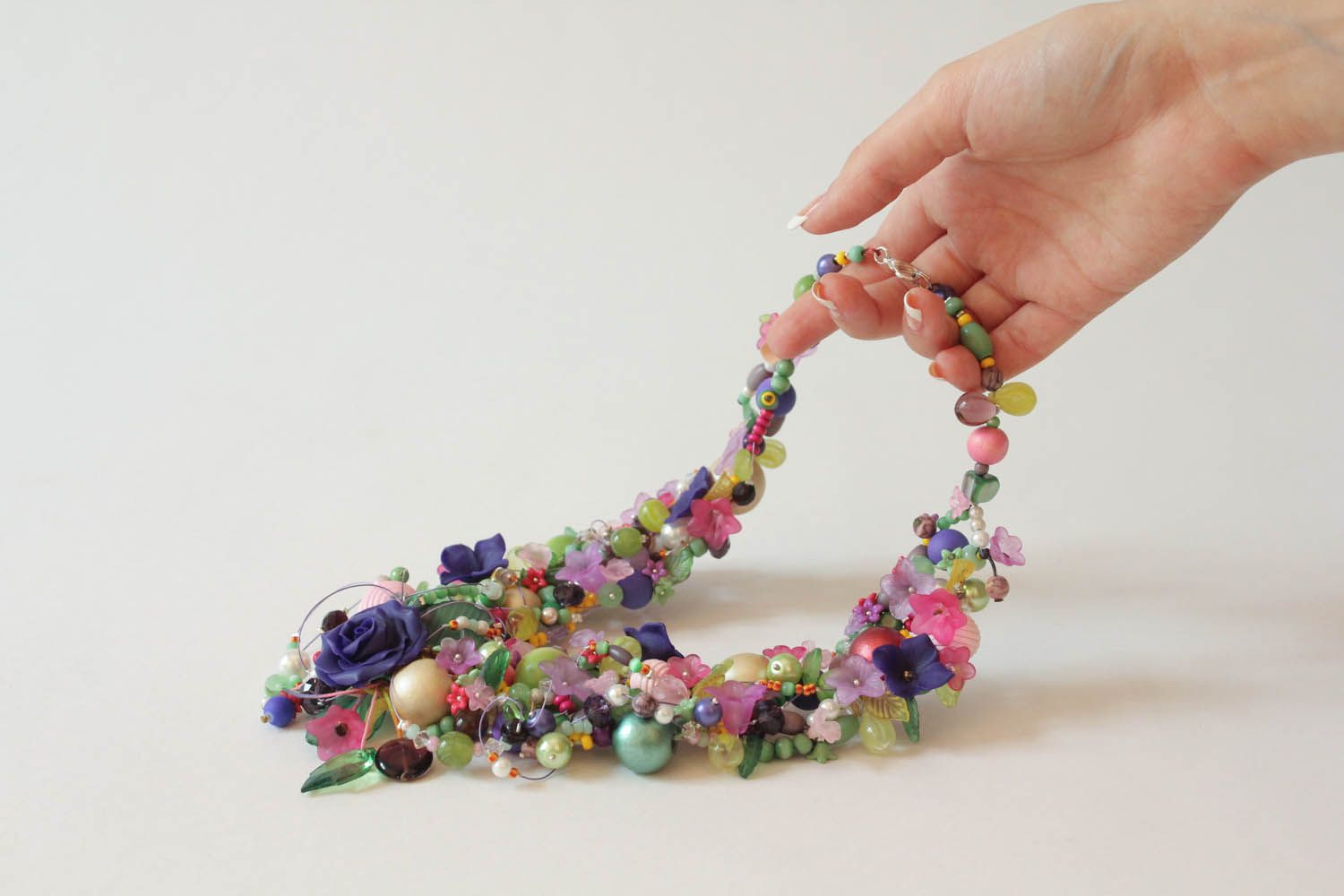 Multi coloured necklace photo 4
