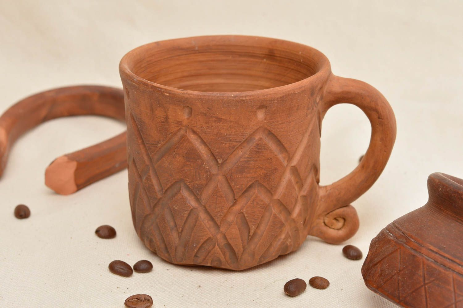 Красивая керамическая чашка из красной глины с простым орнаментом ручная работа фото 1