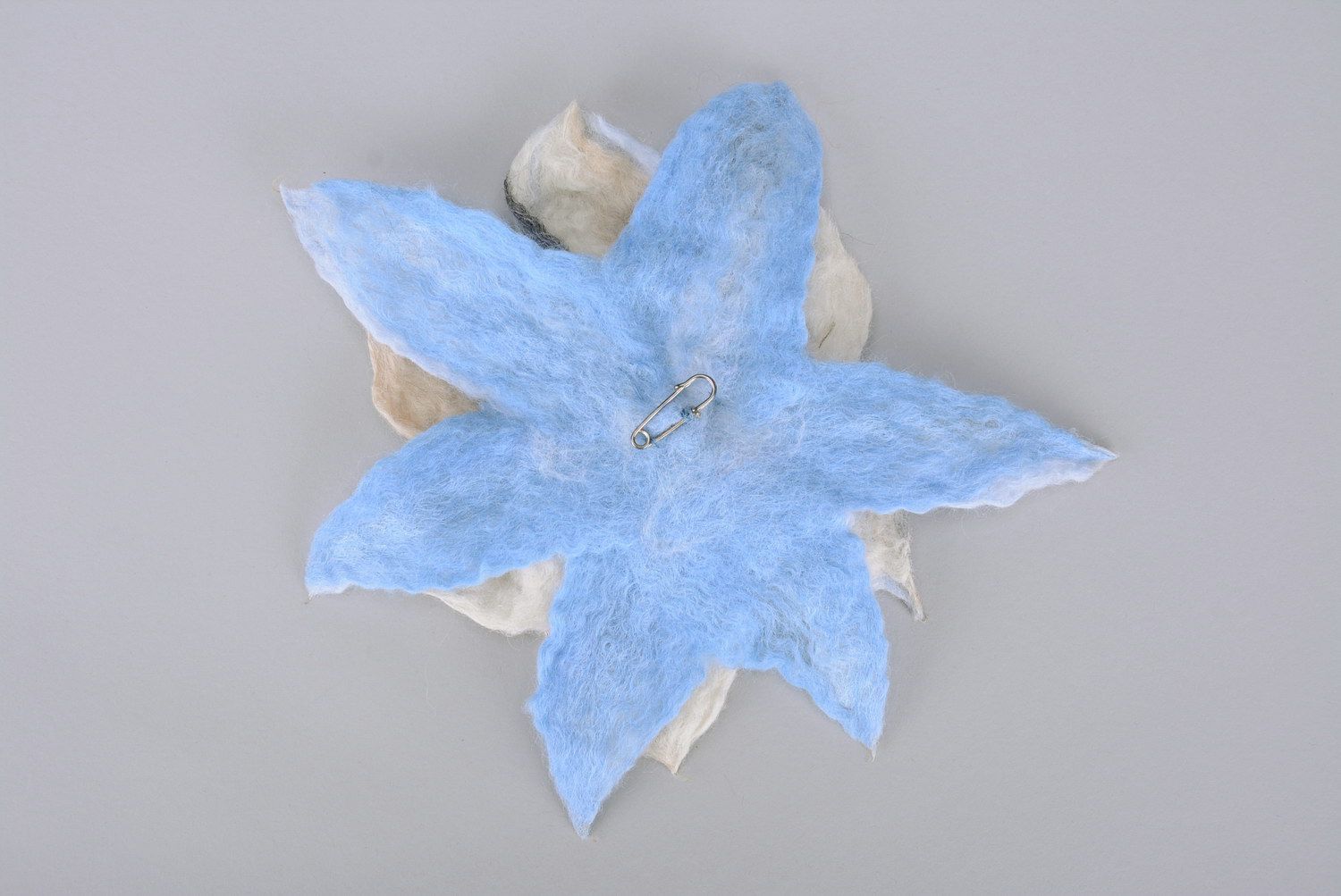 Grosse broche en laine Fleur bleue photo 4