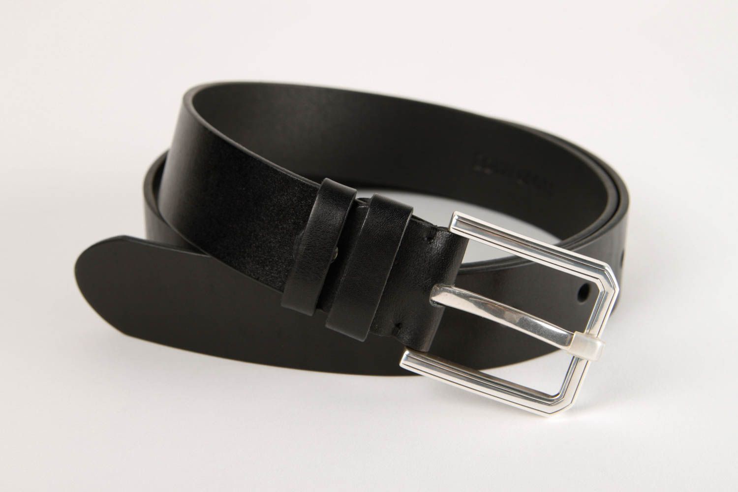 Cinturón de cuero hecho a mano color negro ropa masculina accesorio de moda foto 3