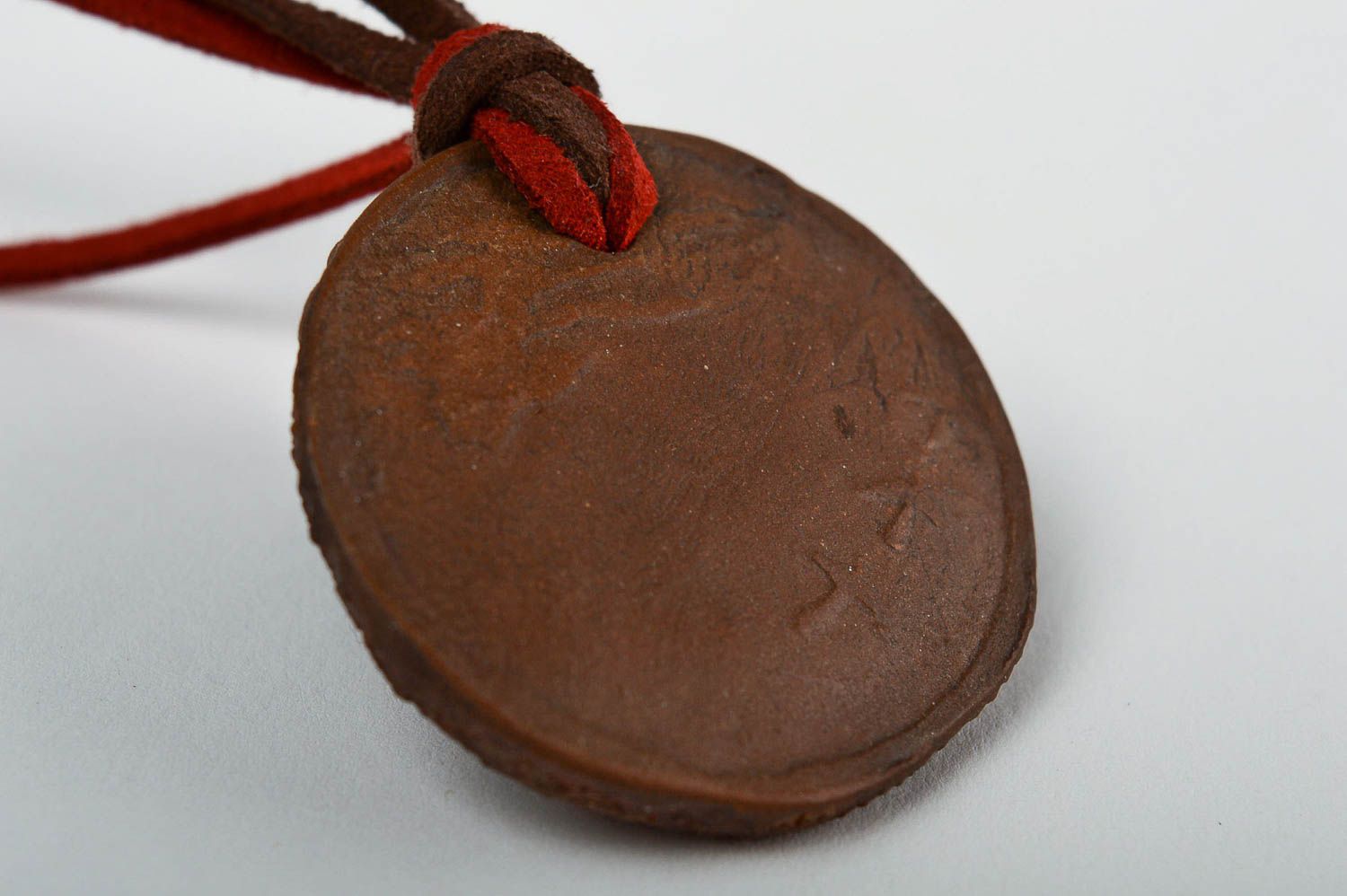 Colgante hecho a mano de arcilla marrón bisutería artesanal regalo original foto 3