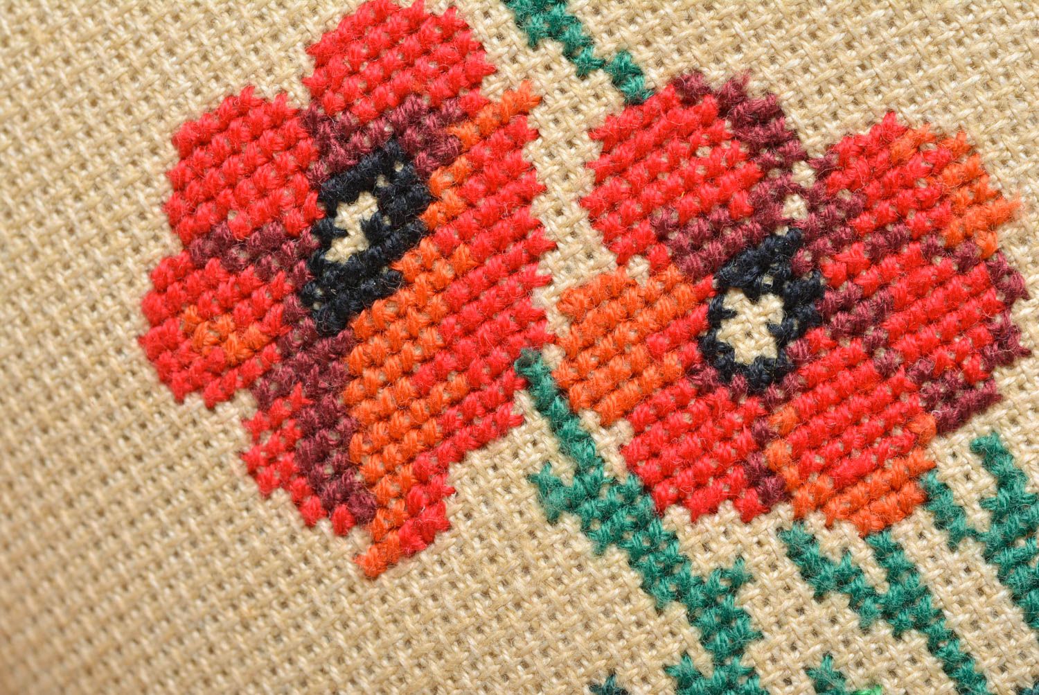 Colgante decorativo artesanal corazón de tela bordado con flores de amapolas foto 4
