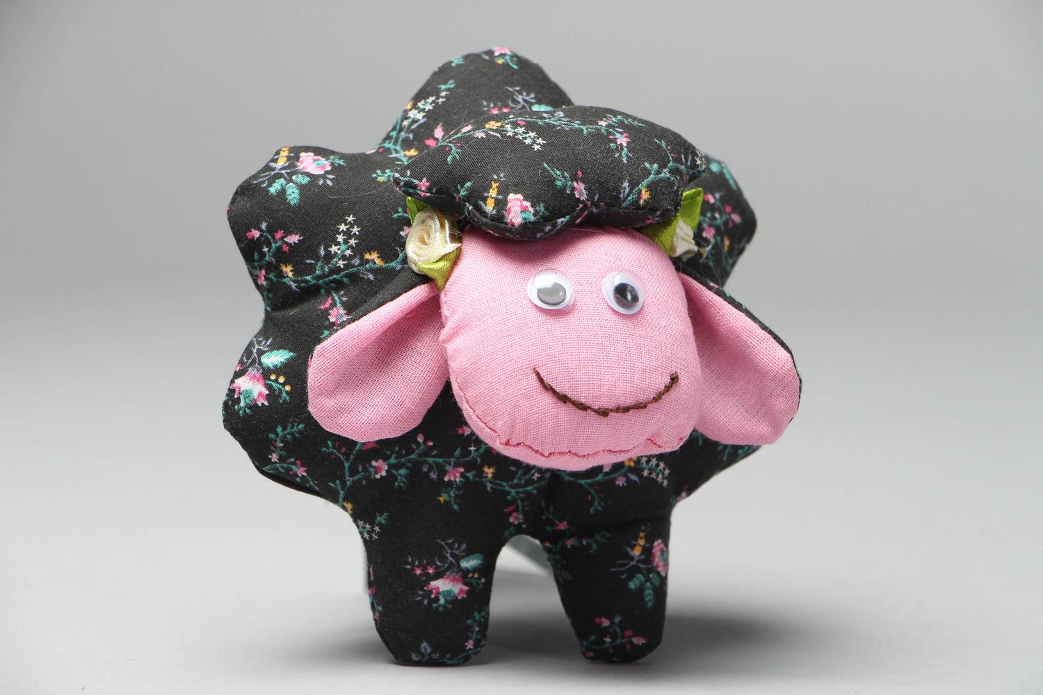 Jouet décoratif en tissu de coton fait main original pour enfant Mouton noir photo 1