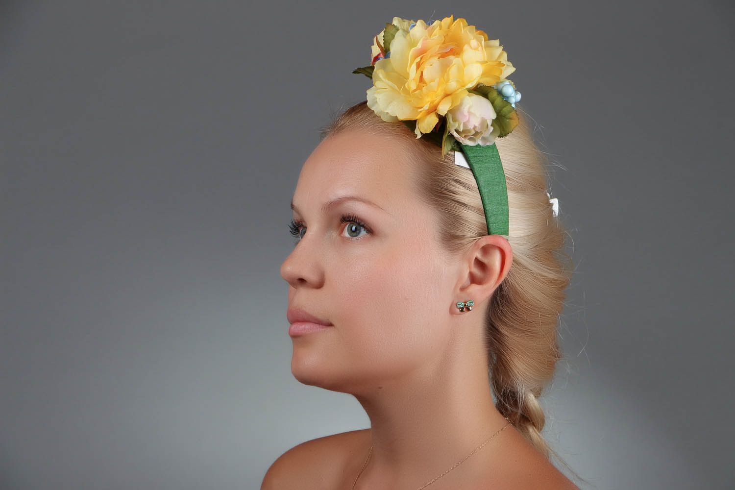 Headband with flowers and berries photo 2
