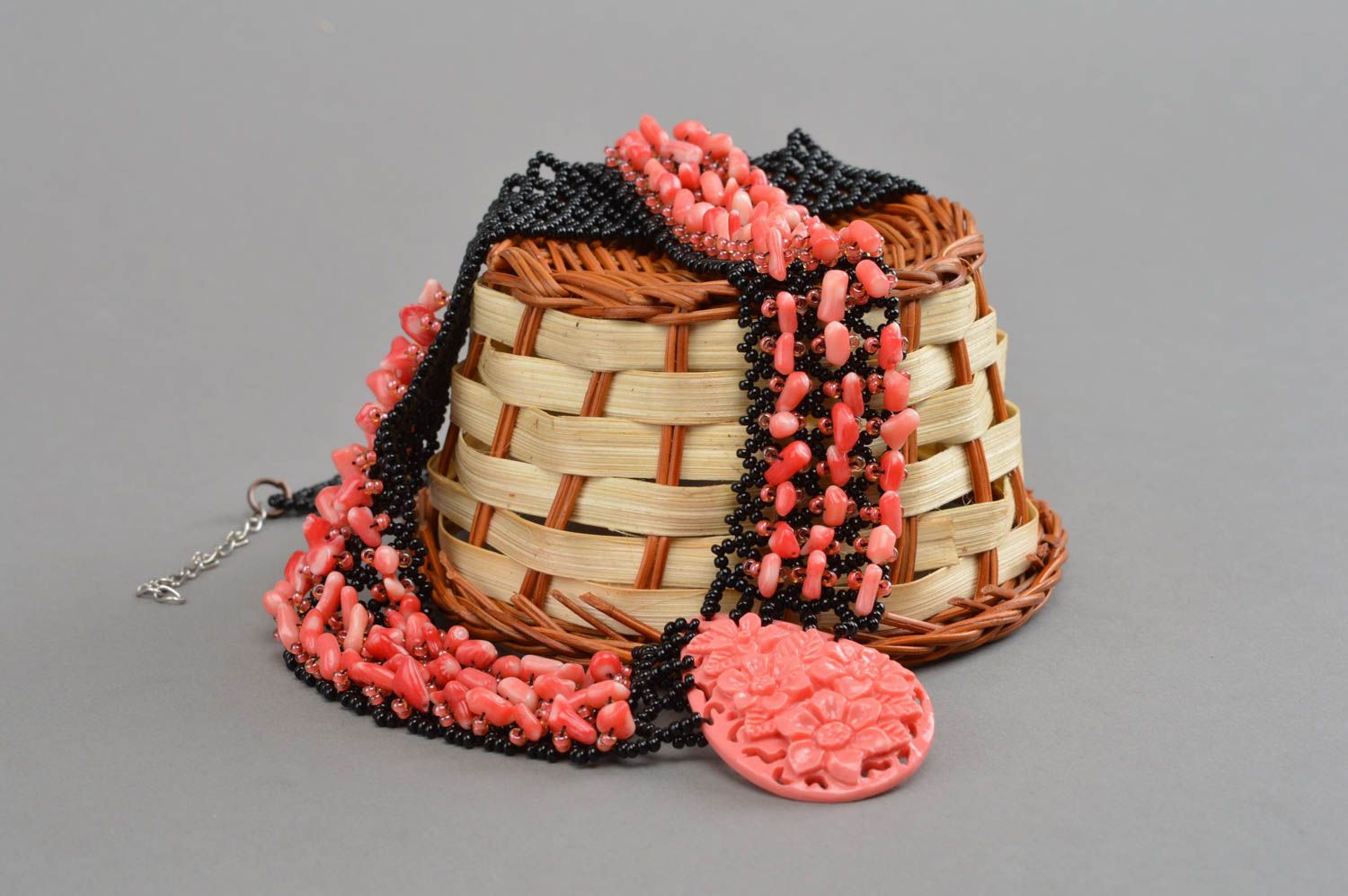 Handgemachtes Glasperlen Collier mit Korallen in Schwarz und Rot Designer Kette foto 1