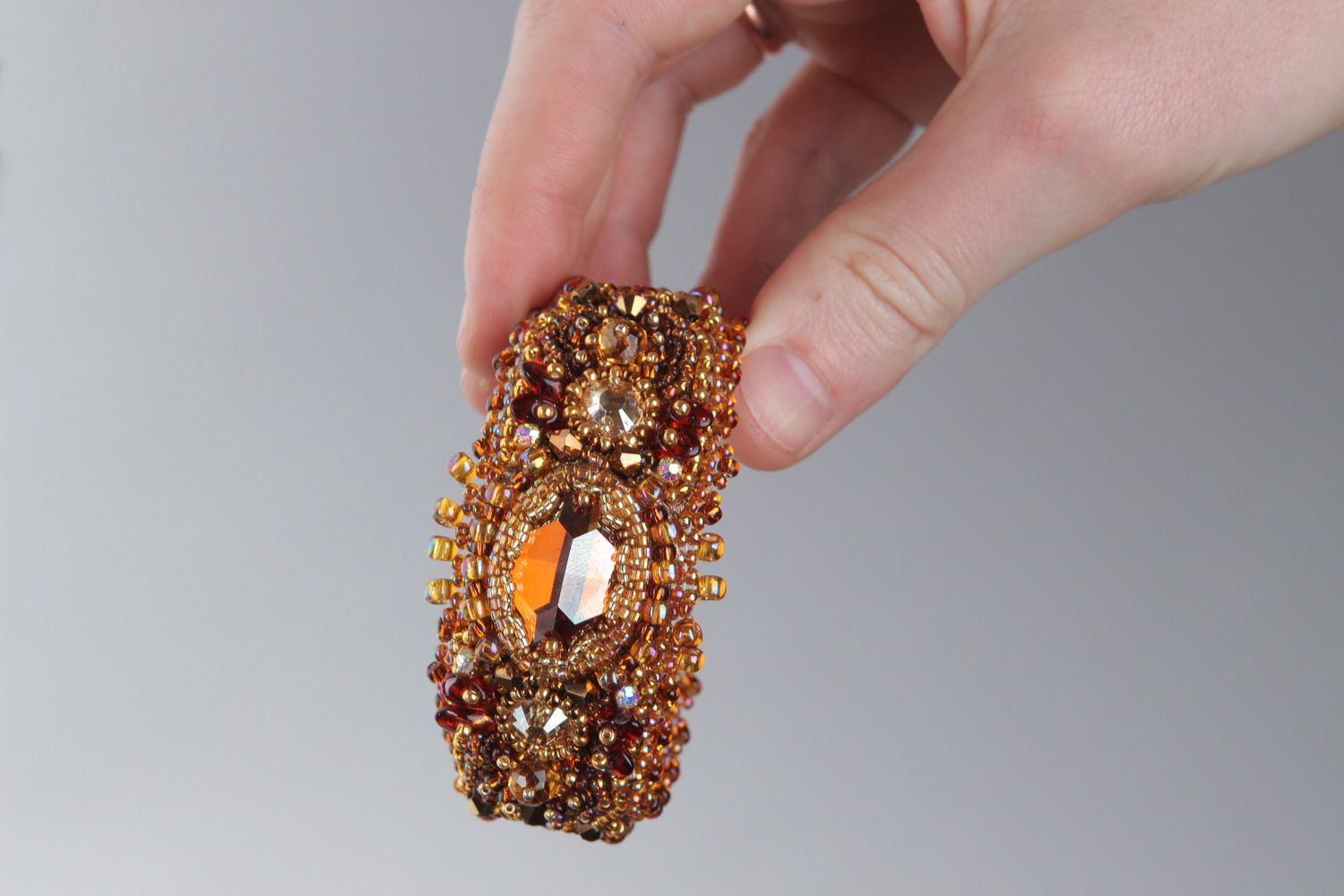 Коричневый браслет на руку расшитый бисером и кристаллами блестящий нарядный фото 4