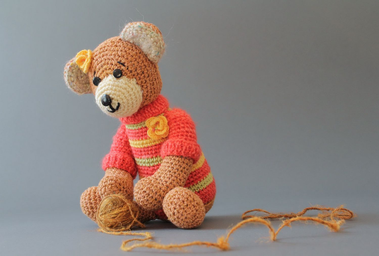 Giocattolo a maglia fatto a mano pupazzo a forma di orsetto a uncinetto
 foto 1