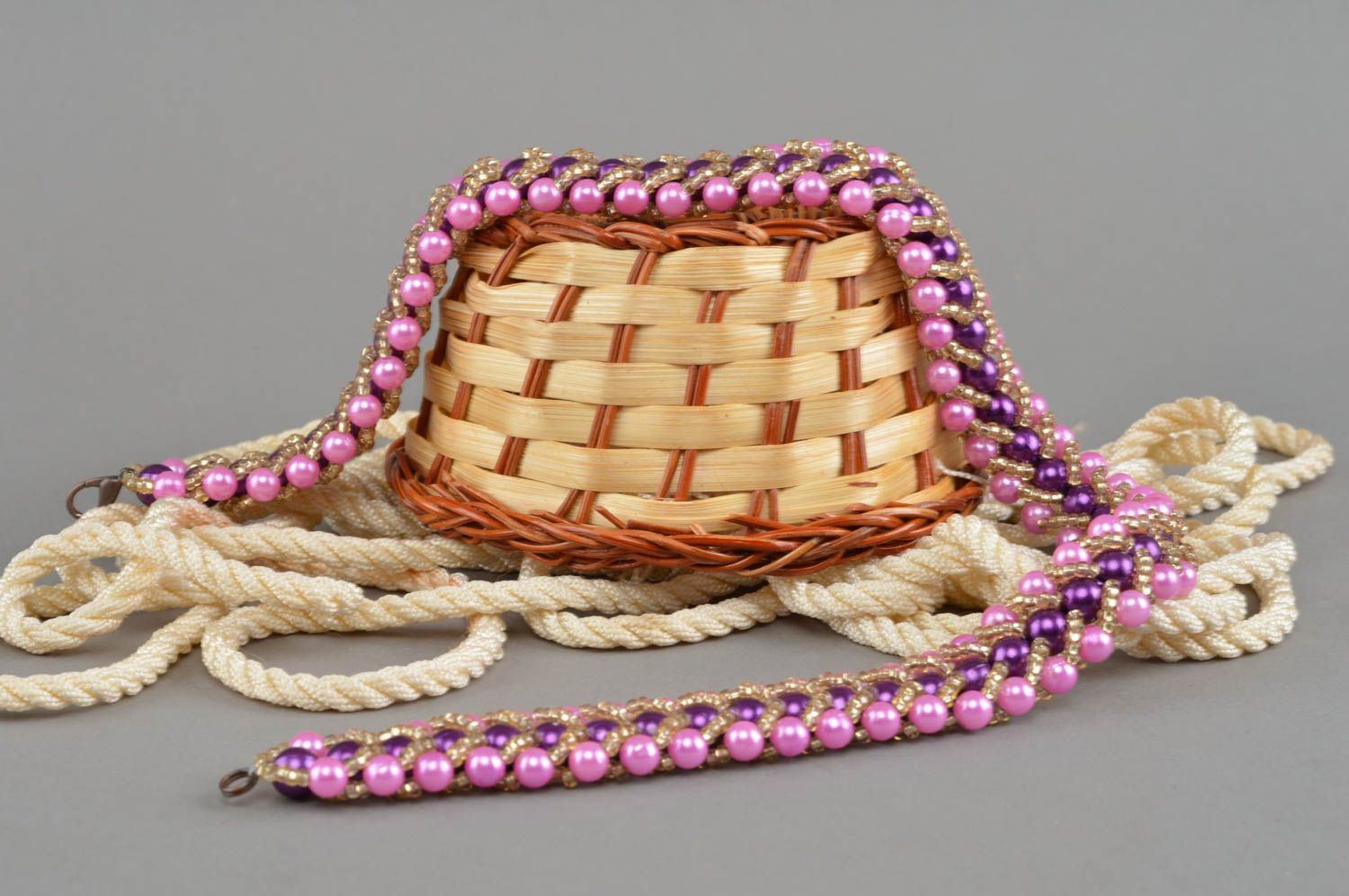 Ожерелье из бисера с бусинами плетеное ручной работы оригинальное сиреневое фото 1