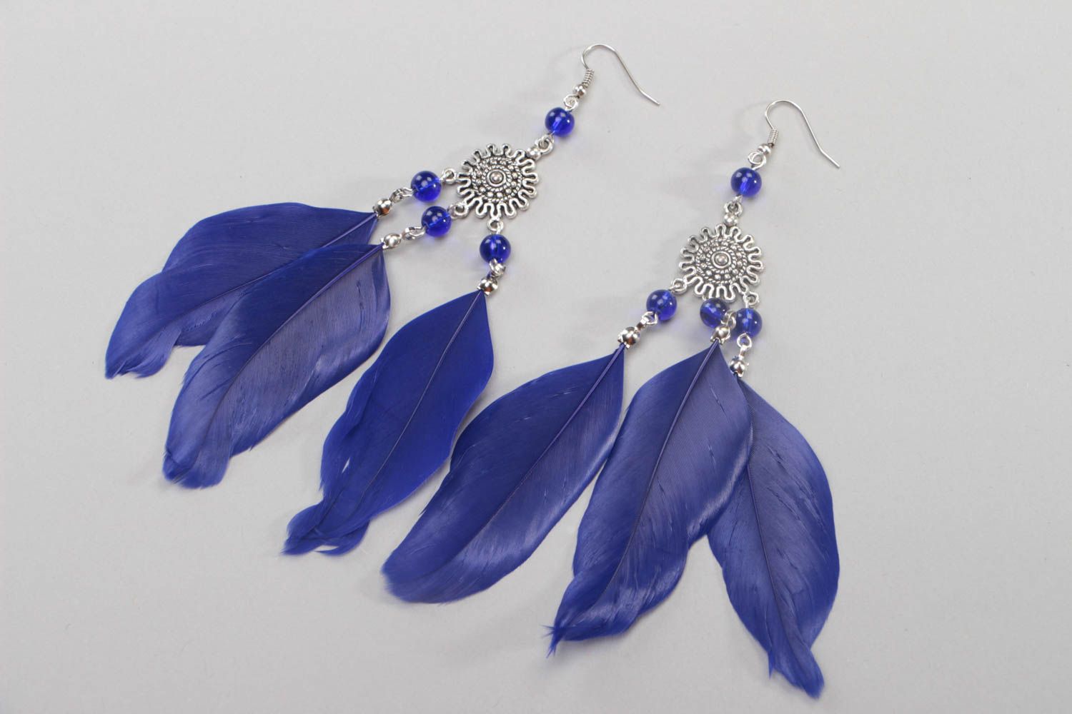 Boucles d'oreilles plumes bleues avec perles de verre longues faites main photo 2