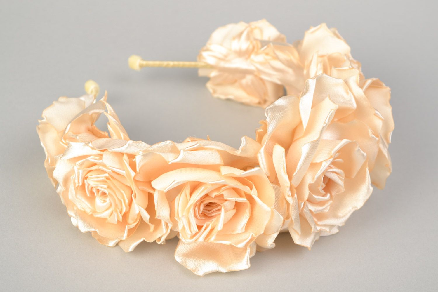 Handmade Haarreif mit Blumen in Form von einem Kranz aus beige Rosen für Frauen foto 3