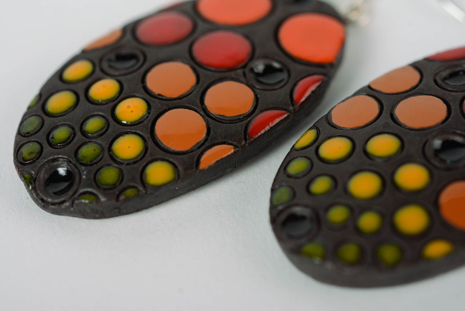 Boucles d'oreilles en argile peintes d'émail faites main ovales noir-orange photo 4