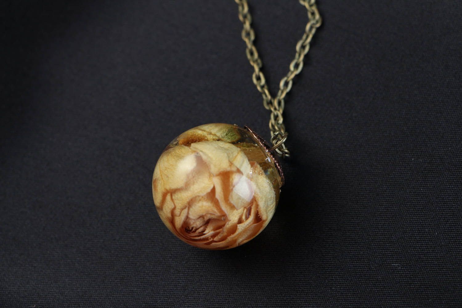 Pendant with a yellow rose photo 1