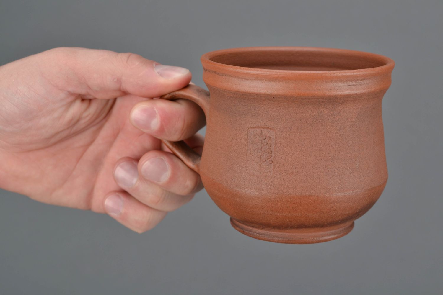 Taza cerámica para té o caldo hecha a mano foto 2