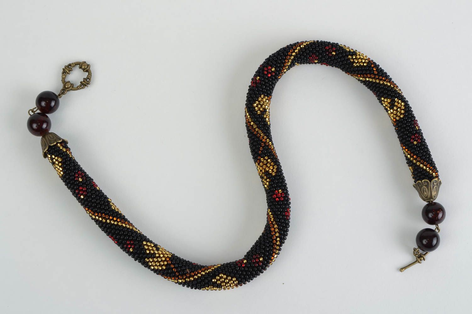 Collar de abalorios artesanal trenzado a ganchillo negro dorado foto 2