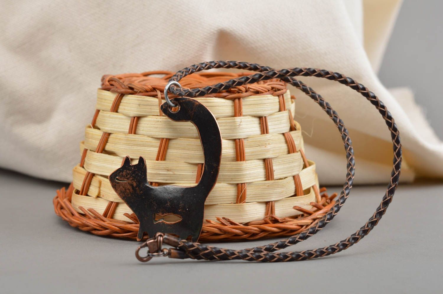 Colgante hecho a mano de cobre bisutería artesanal regalo original gata bonita foto 1
