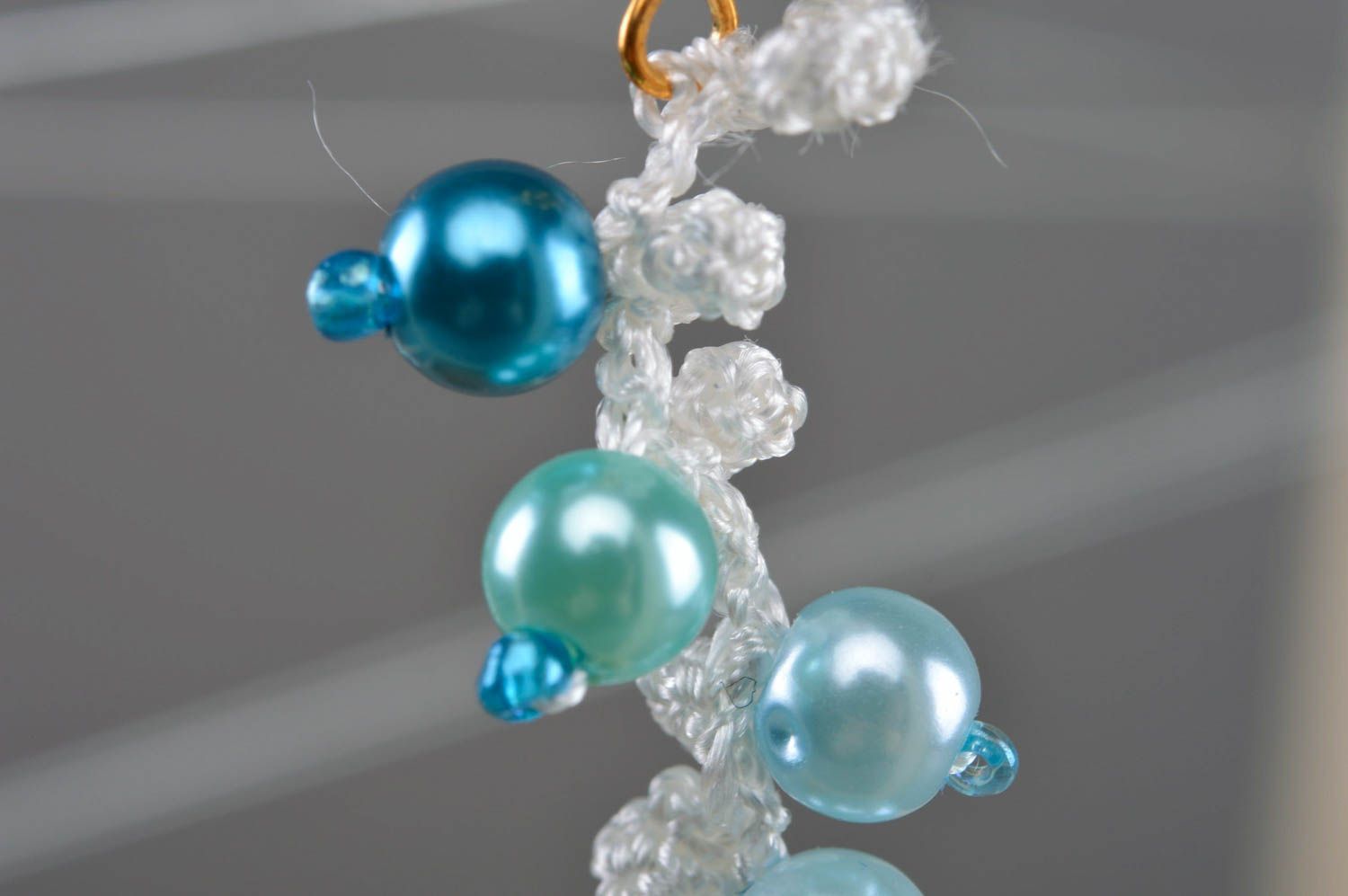 Boucles d'oreilles en fils faites main avec perles fantaisie blanches et bleues photo 2