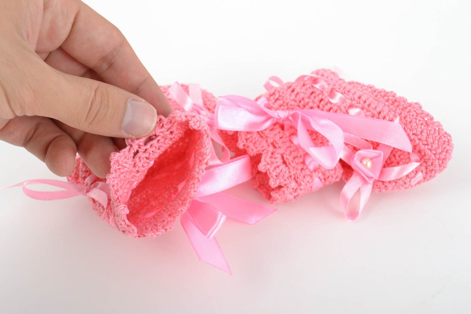 Patucos tejidos a mano para niña rosados con cintas de raso bonitos originales foto 4