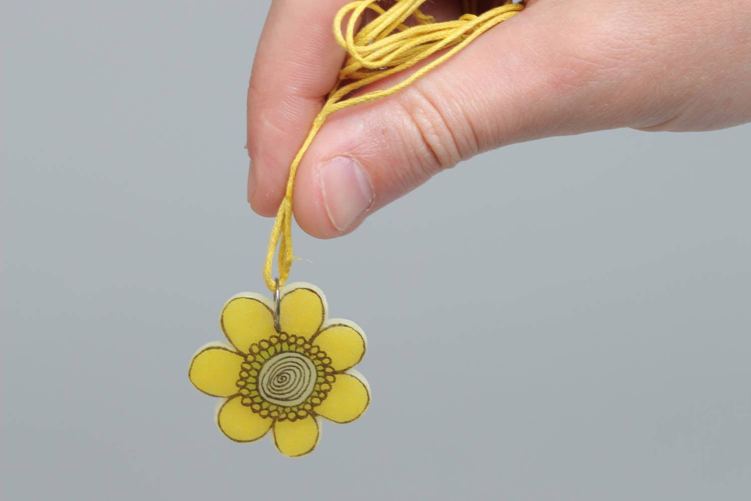 Подвеска в виде цветка из полимерной глины ручной работы желтая на шнурке фото 5