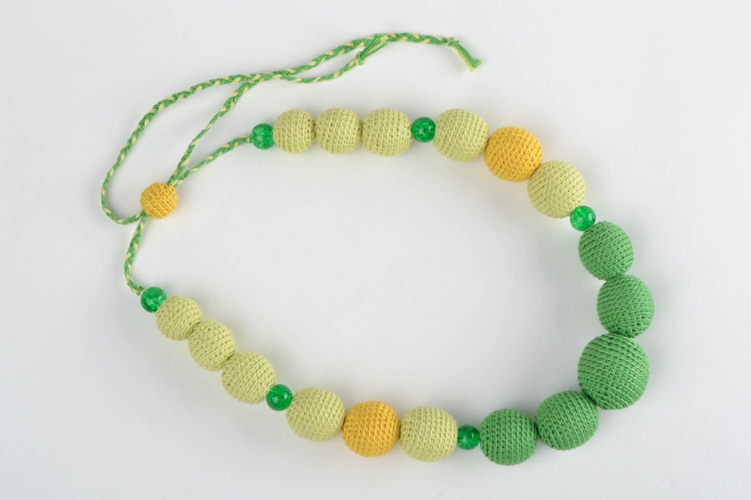 Collier en perles de bois recouvertes de fils de coton vert et jaune fait main photo 2