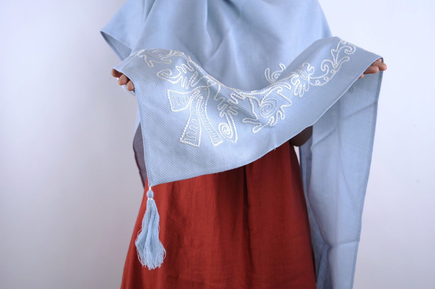 Blauer Schal aus Wolle mit Stickerei foto 4