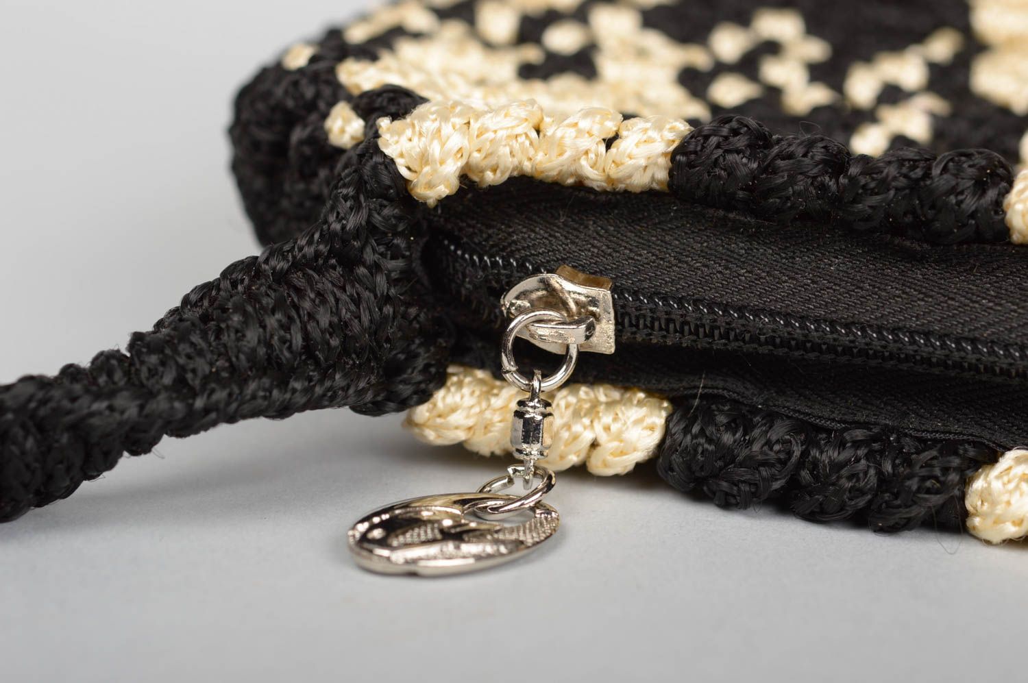 Bolso artesanal de color negro y crema regalo para mujeres accesorio de moda foto 4